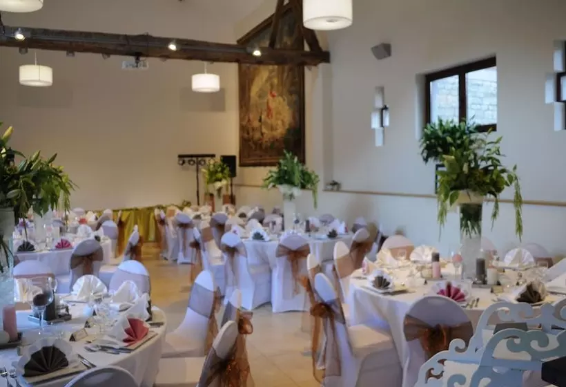 Hotelli Hôtel   Ferme Du Château D Ahin