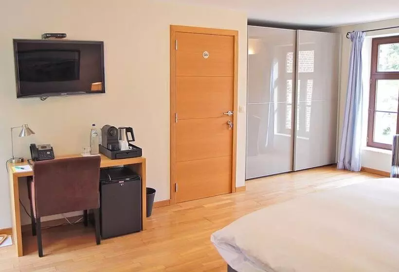 Hotelli Hôtel   Ferme Du Château D Ahin