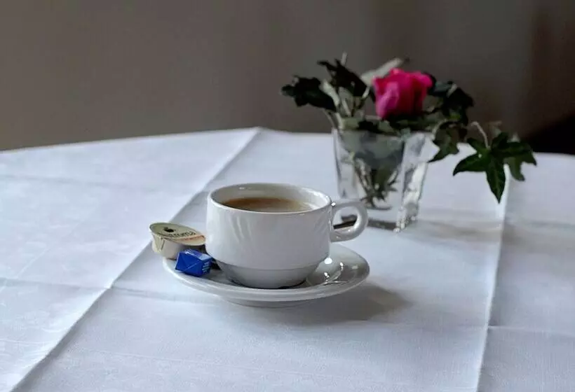 Hotelli Hôtel   Ferme Du Château D Ahin