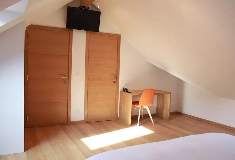 Hotelli Hôtel   Ferme Du Château D Ahin