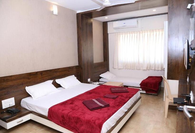 هتل Navaratna Palace