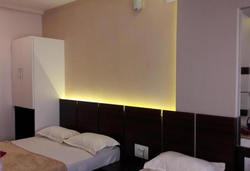 هتل Navaratna Palace