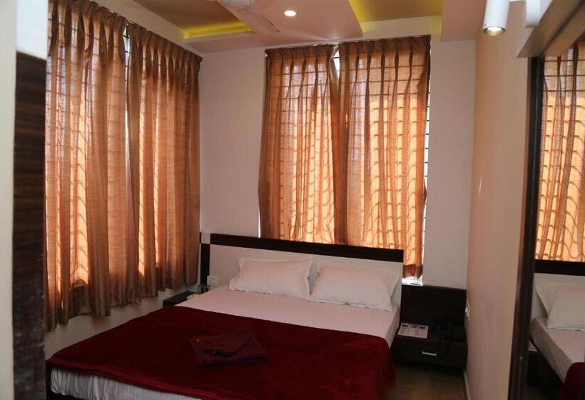 هتل Navaratna Palace