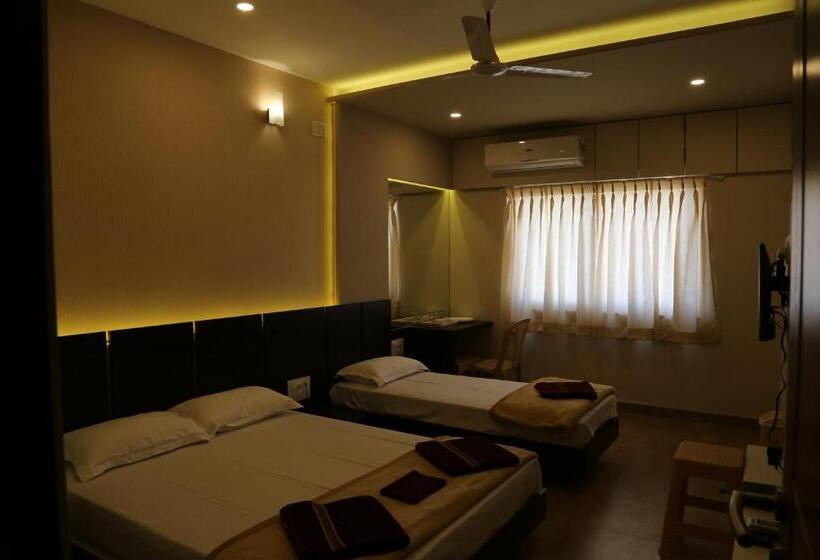 هتل Navaratna Palace