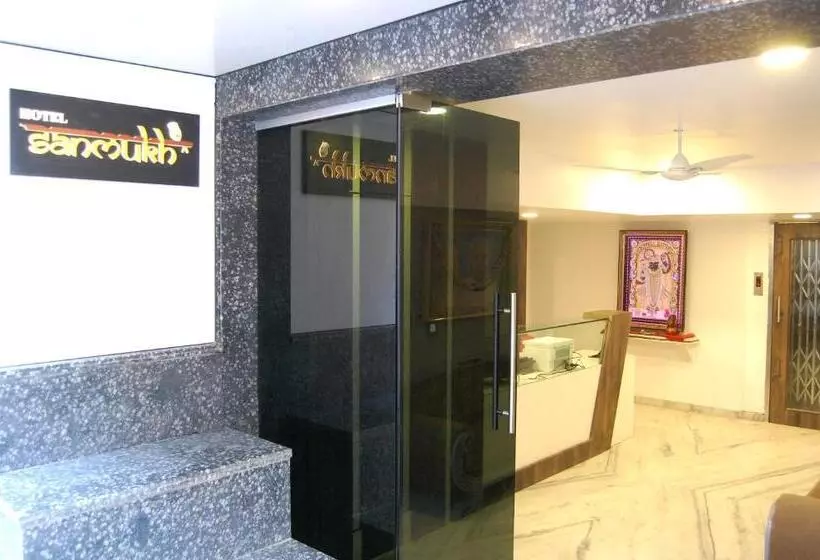 ホテル Sanmukh By Adamo