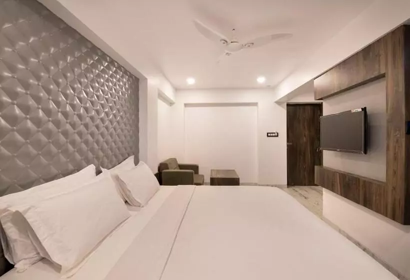 ホテル Sanmukh By Adamo