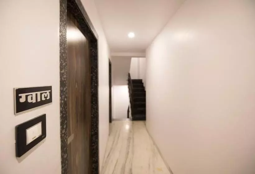 ホテル Sanmukh By Adamo