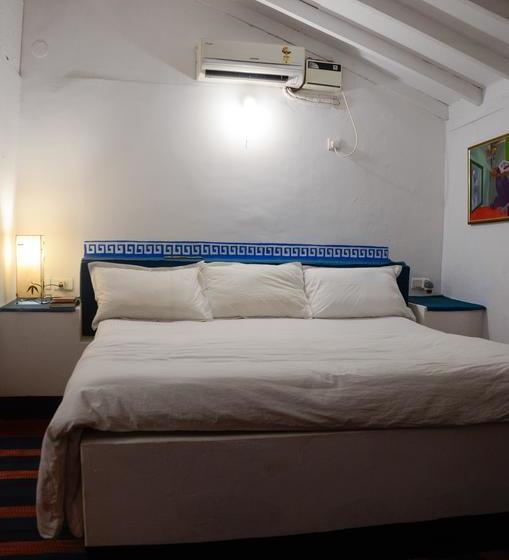 هاستل Woke Arpora