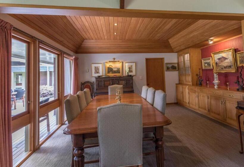 مبيت وإفطار Omaka Lodge