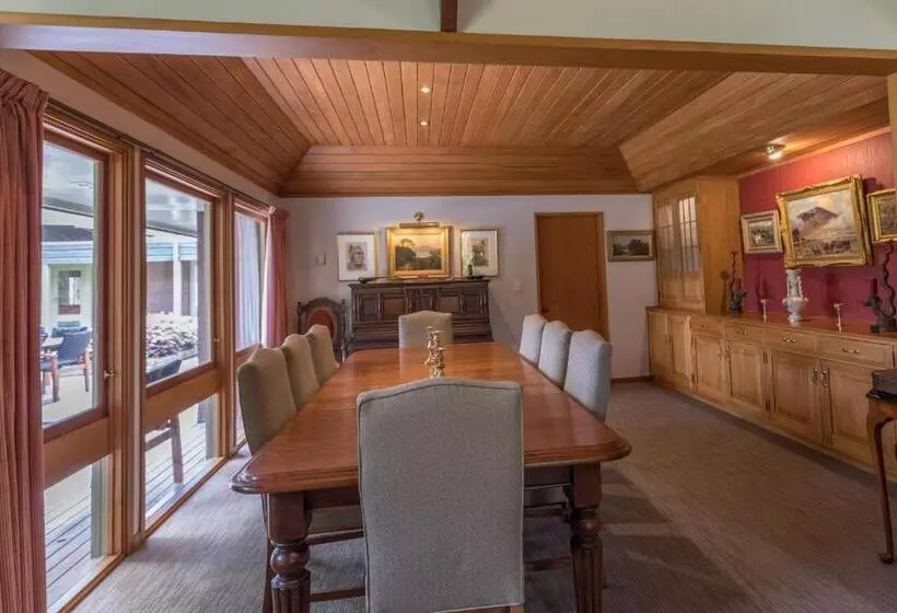 Aamiaismajoitus (B&B) Omaka Lodge