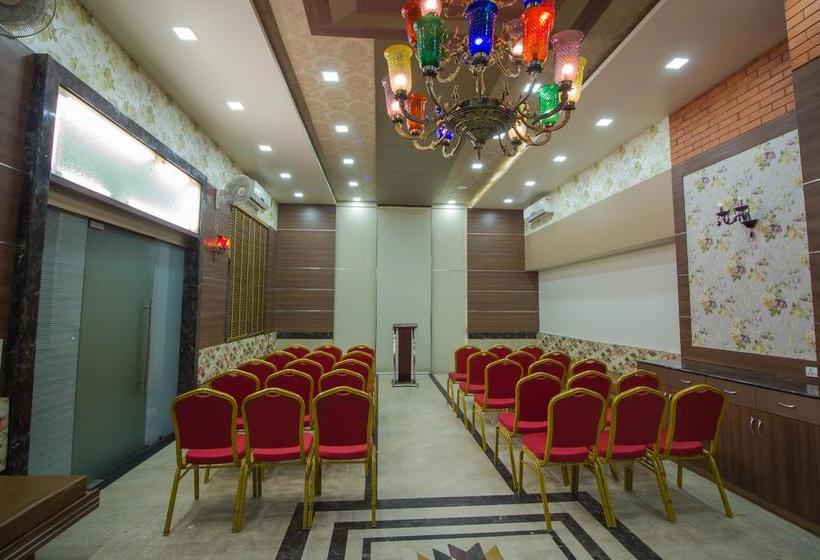 בית מלון כפרי Capital O 11207 Gharonda Residency