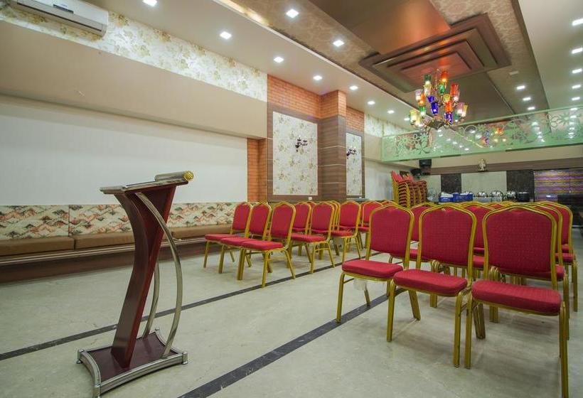 בית מלון כפרי Capital O 11207 Gharonda Residency