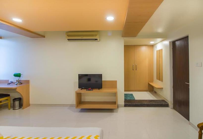 בית מלון כפרי Capital O 11207 Gharonda Residency