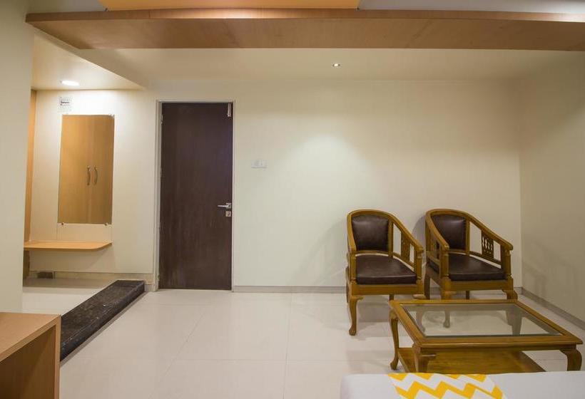 בית מלון כפרי Capital O 11207 Gharonda Residency