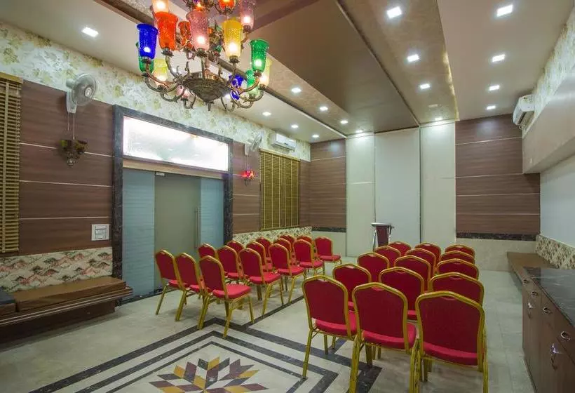 ホテル Capital O 11207 Gharonda Residency