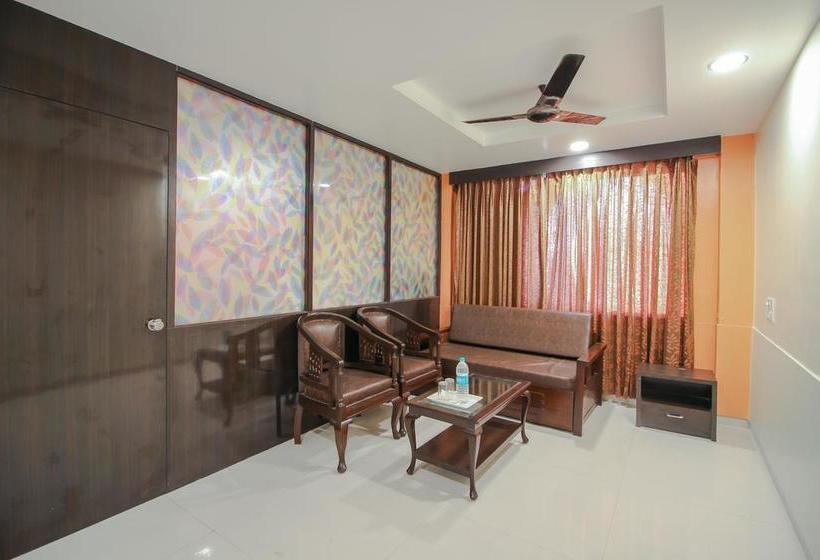 בית מלון כפרי Capital O 11207 Gharonda Residency