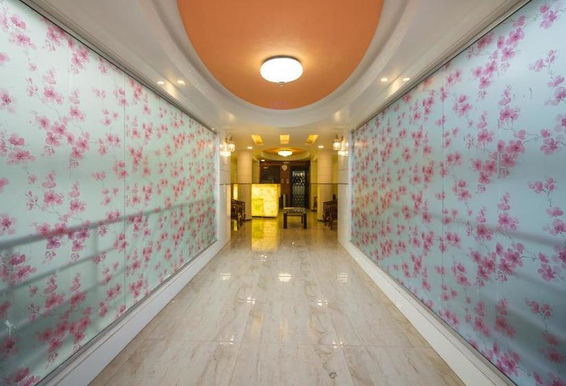 בית מלון כפרי Capital O 11207 Gharonda Residency