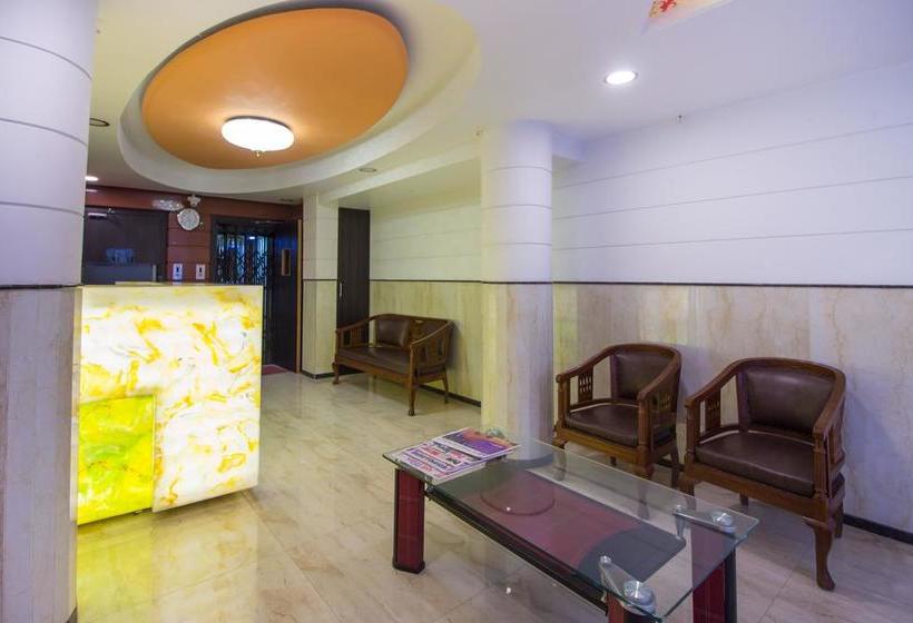 בית מלון כפרי Capital O 11207 Gharonda Residency