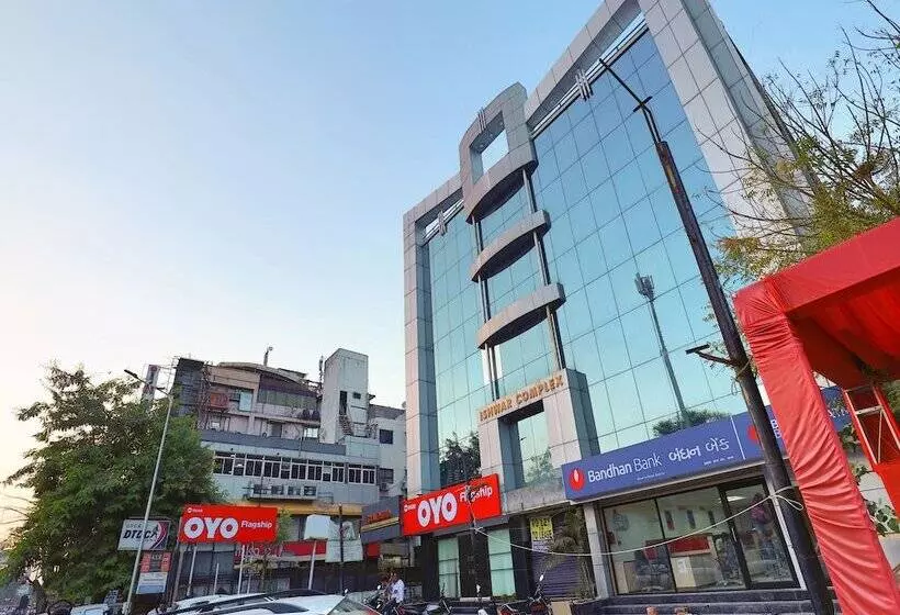 ホテル Oyo Flagship 321 Vastrapur Ahmedabad