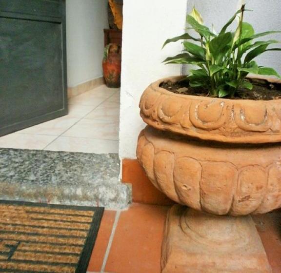 تختخواب و صبحانه I Cappuccini Rooms