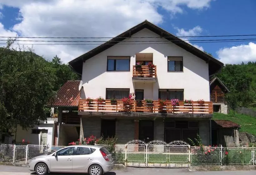تختخواب و صبحانه Apartman Draga