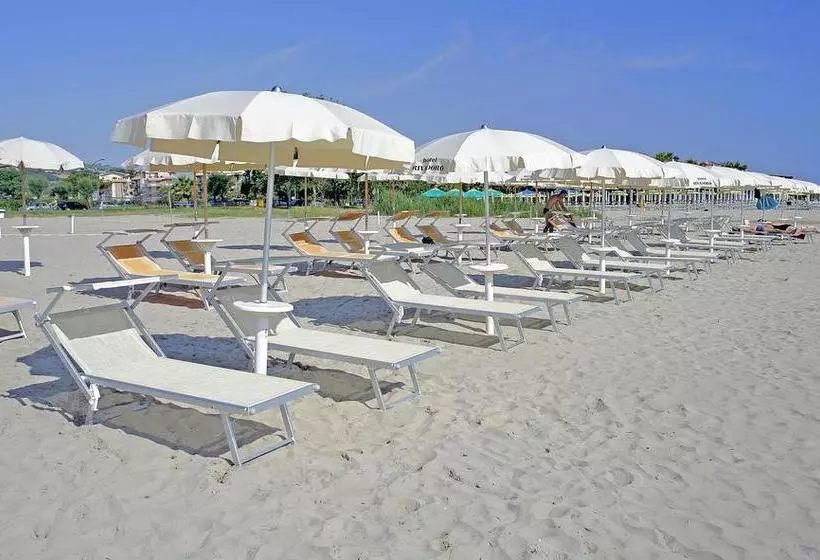ホテル Rivadoro Spiaggia Ombrellone E Lettini Piscina Parcheggio