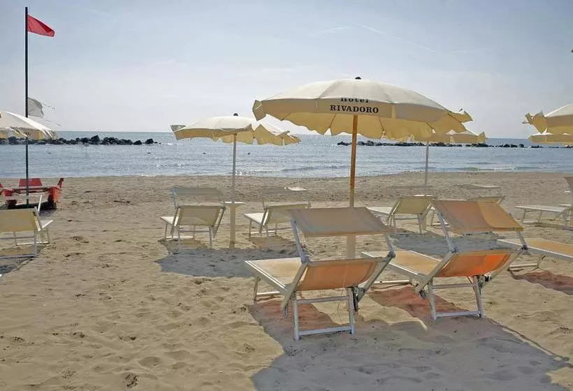 ホテル Rivadoro Spiaggia Ombrellone E Lettini Piscina Parcheggio