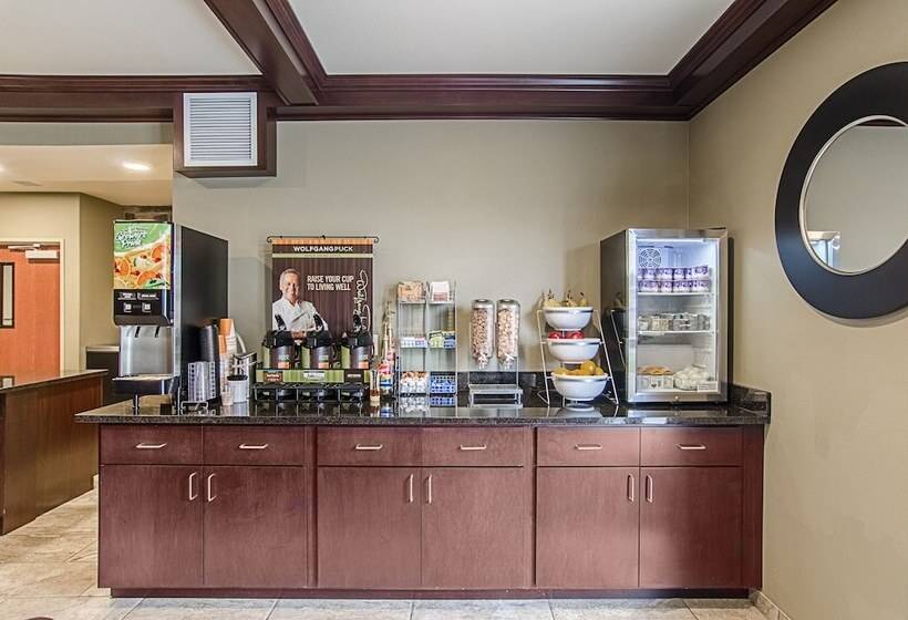 Отель Cobblestone Inn & Suites Guernsey