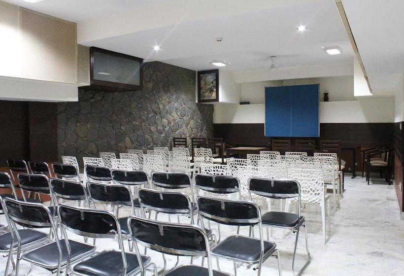 Отель Capital O 2457  Green Lotus