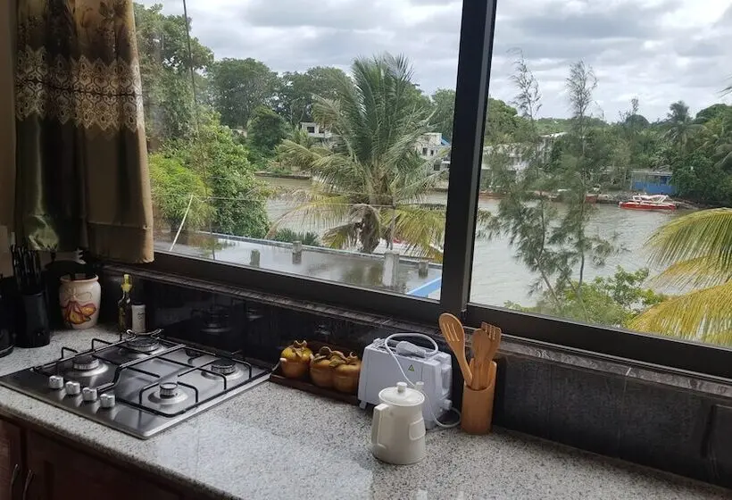 پانسیون Riverside Holiday Home