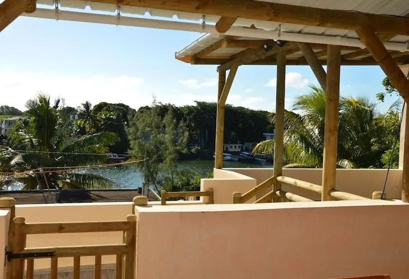 پانسیون Riverside Holiday Home