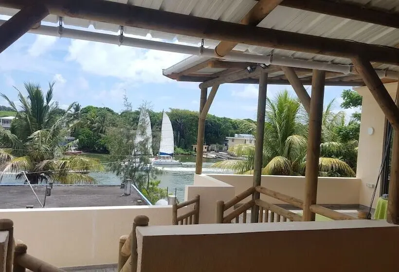 پانسیون Riverside Holiday Home