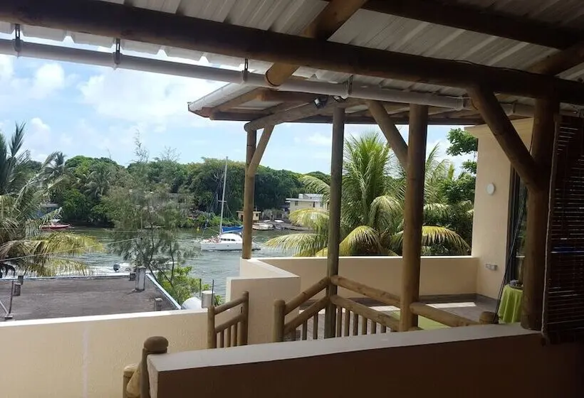 پانسیون Riverside Holiday Home