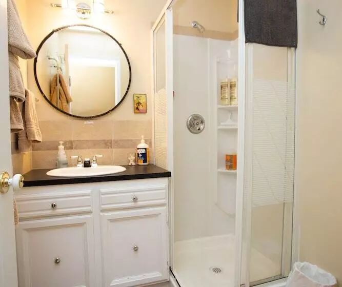Alpenrose Revelstoke Bed & Breakfast