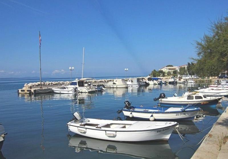 ホテル Apartments Lili Flora