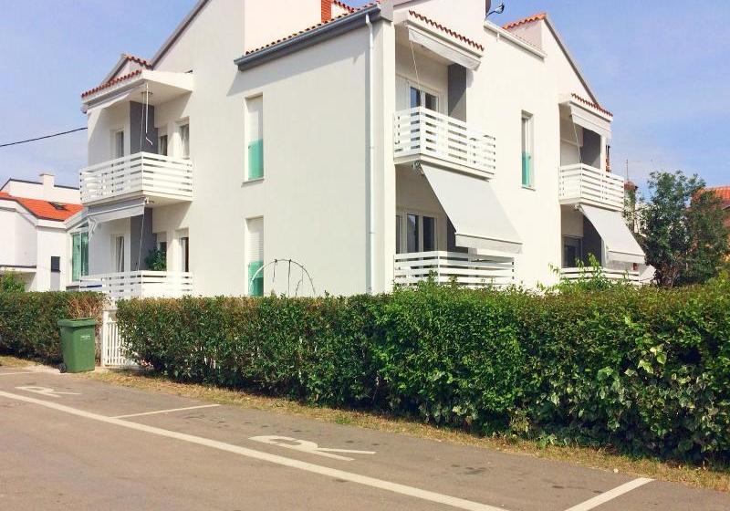 ホテル Apartments Lili Flora