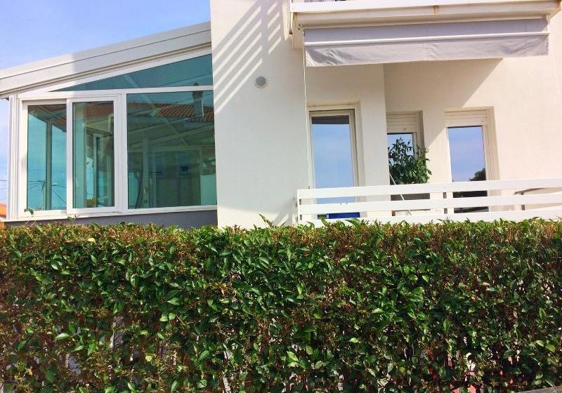 ホテル Apartments Lili Flora