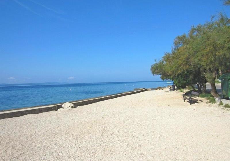 ホテル Apartments Lili Flora