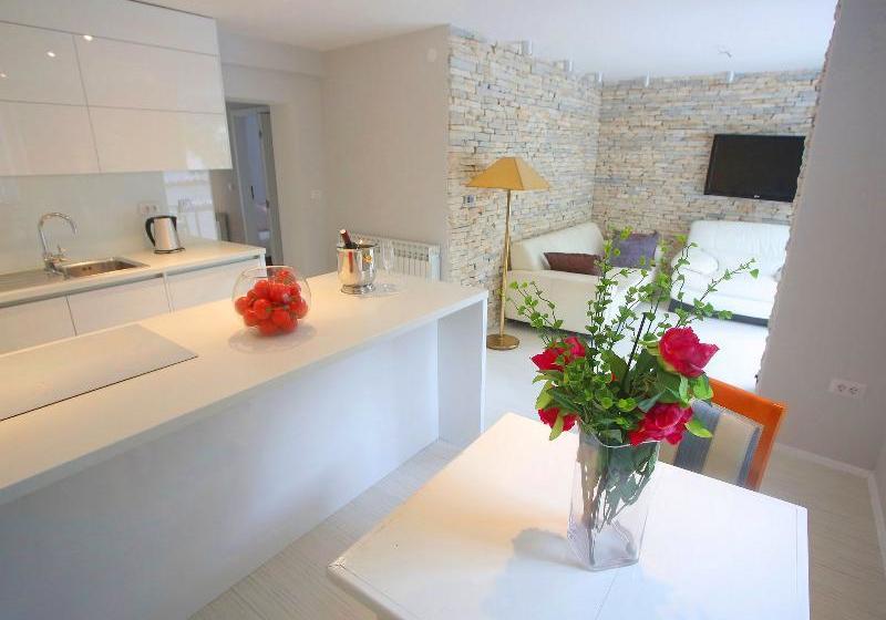 ホテル Apartments Lili Flora