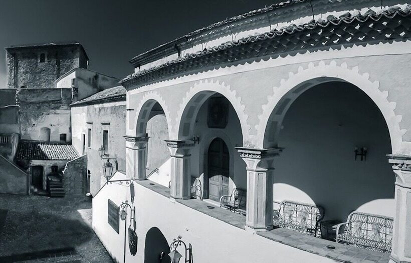 Отель Castello Di Altomonte