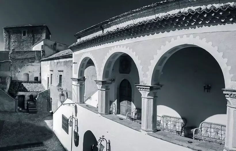 Hotelli Castello Di Altomonte