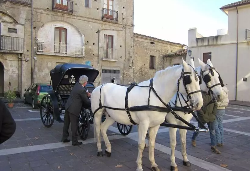 Hotelli Castello Di Altomonte