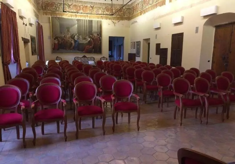 Hotelli Castello Di Altomonte