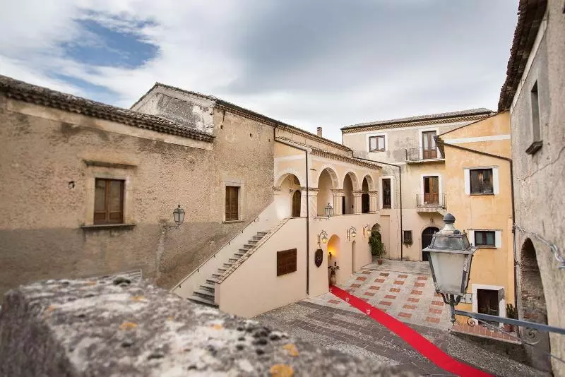 Hotelli Castello Di Altomonte