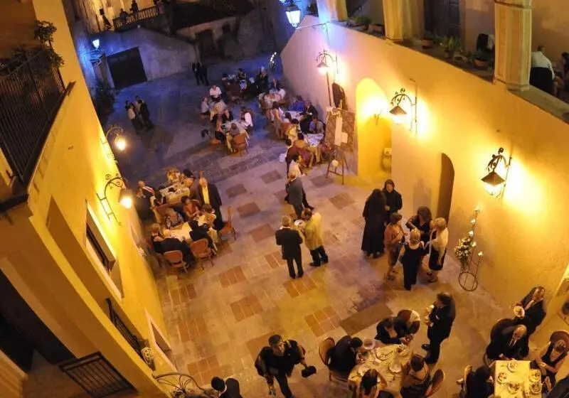 Hotelli Castello Di Altomonte