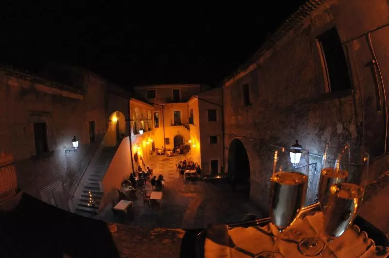 Hotelli Castello Di Altomonte