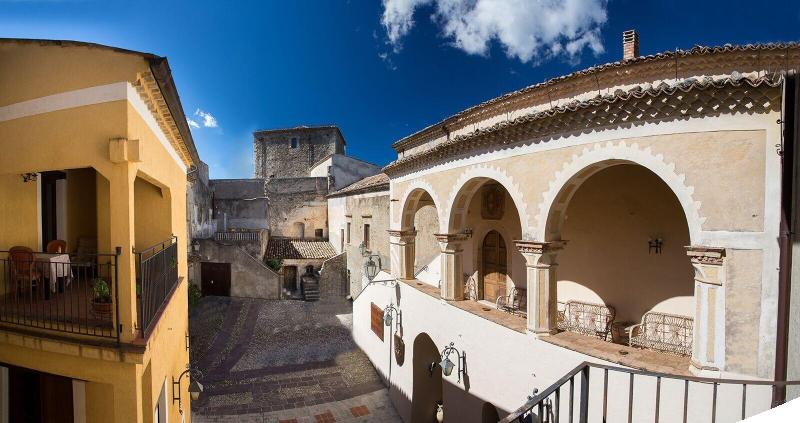 Отель Castello Di Altomonte