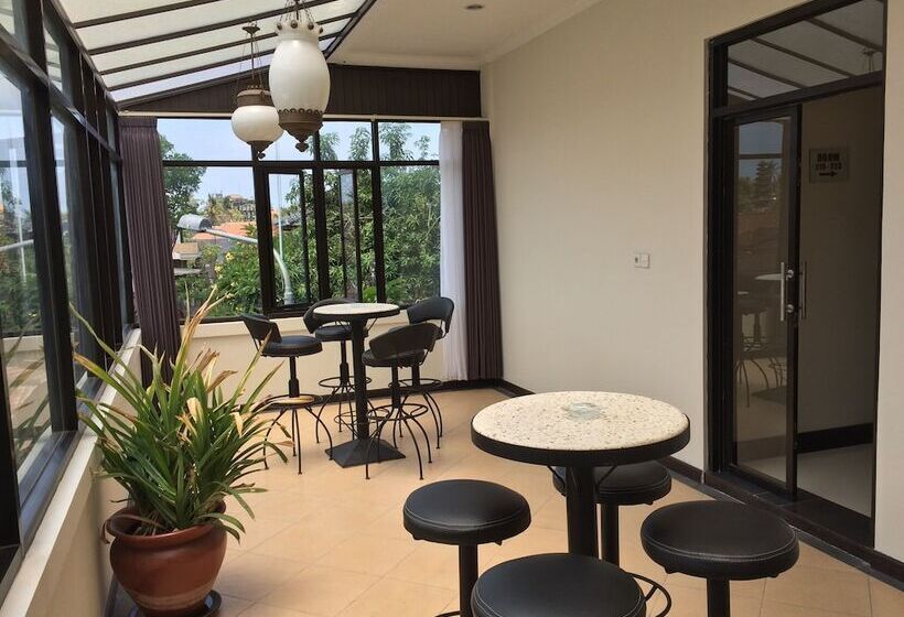 Maxi Hotel Kedonganan