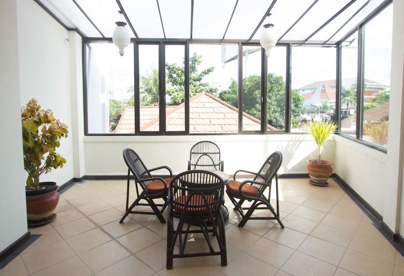 Maxi Hotel Kedonganan