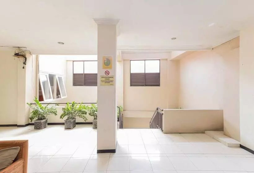 Hotelli Reddoorz Near Gubeng Station
